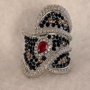 STATEMENT RING. SWIRLED CRYSTAL.